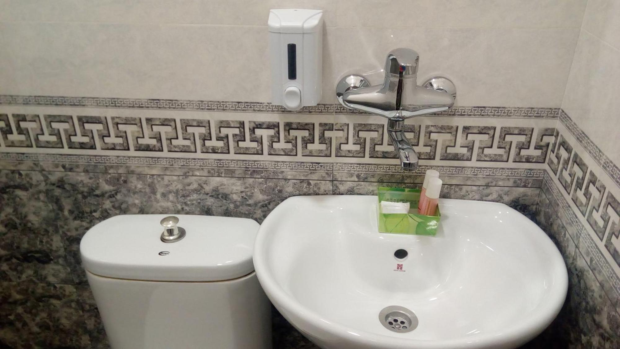 Hotel Isani Tbilisi Værelse billede