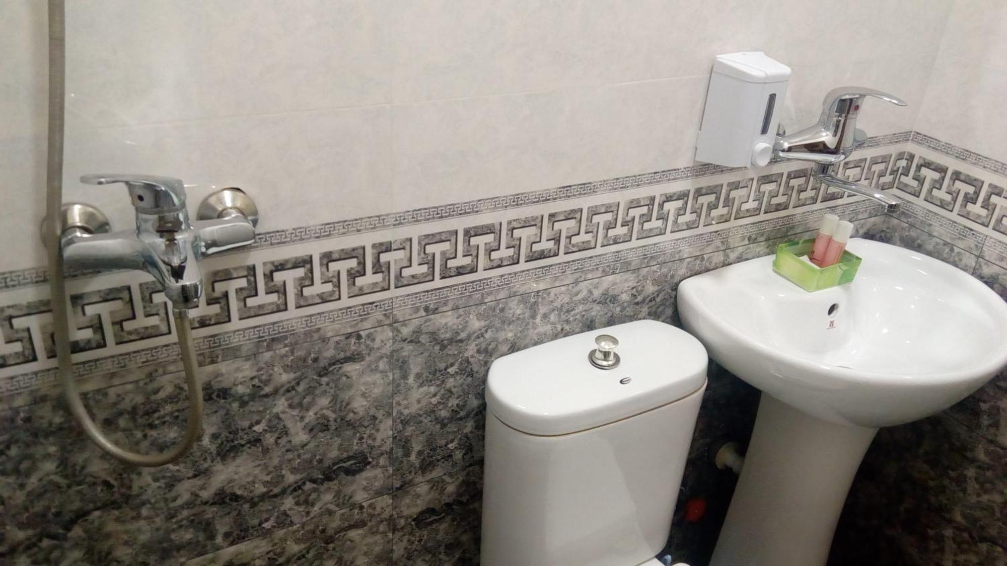 Hotel Isani Tbilisi Værelse billede